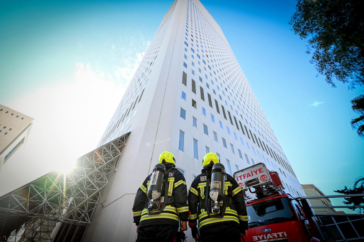 Büyükşehir İtfaiyesi Metropol İş Merkezi’nde Yangın Tatbikatı Gerçekleştirdi
