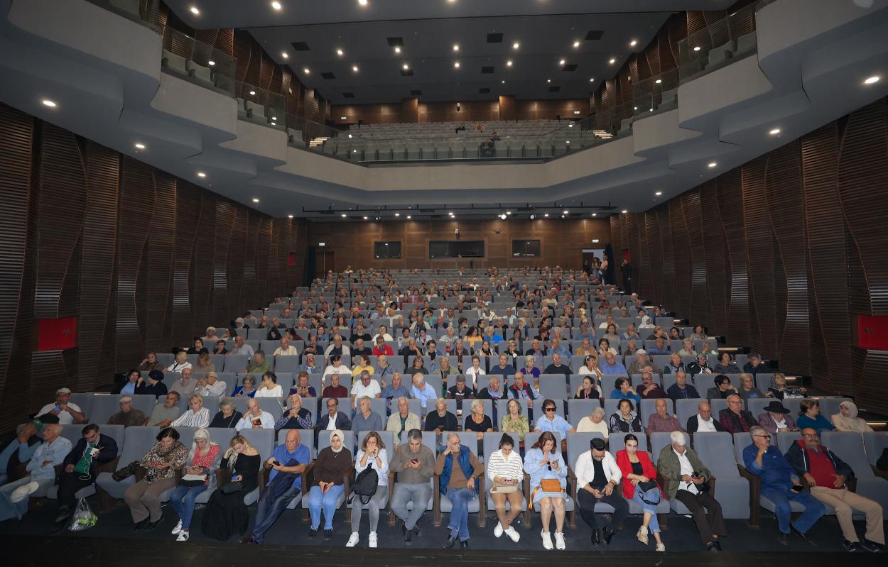 ‘Ben Anadolu’ Oyunu Perdelerini Büyükşehir’in Emekli Evi Üyeleri’ne Açtı