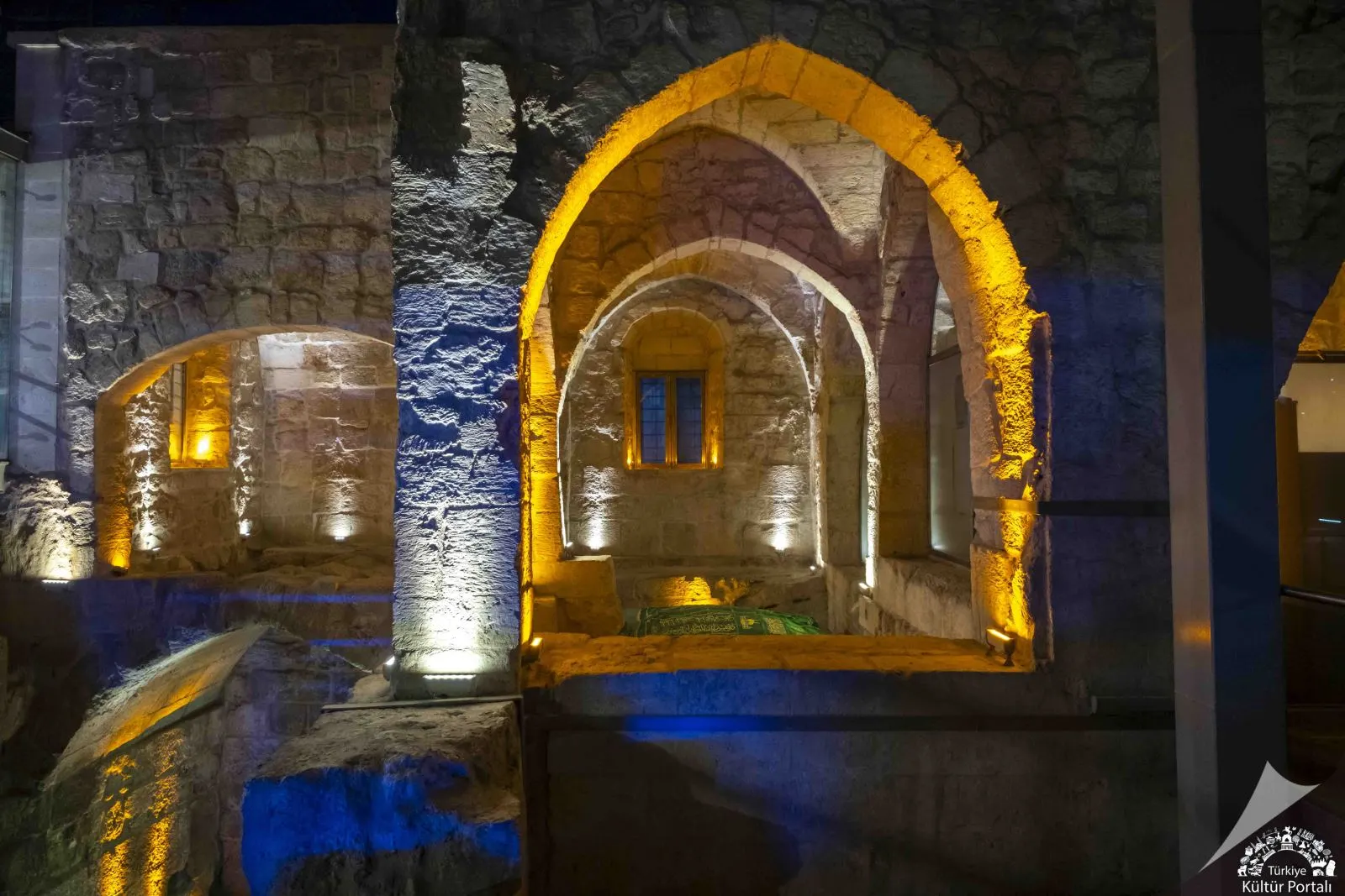 Makam-ı Danyal Camii İçinde Yer Alan Sembolik Türbe