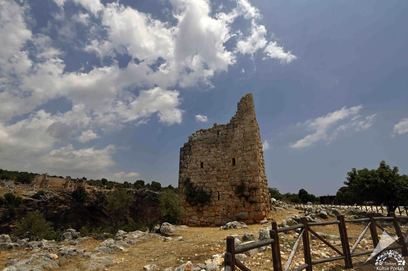 Kanlı Divane Obruğu'nun Çevresi ve Antik Kalıntılar