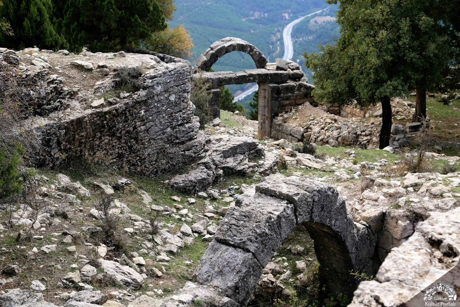 Gülek Kalesi'nin Güney Surları ve Kuleleri