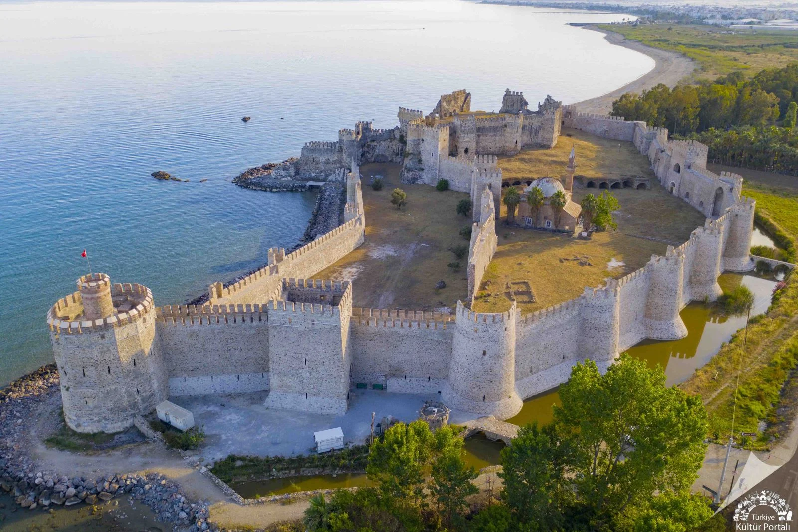 Mamure Kalesi'nin Deniz Kenarındaki Genel Görünümü