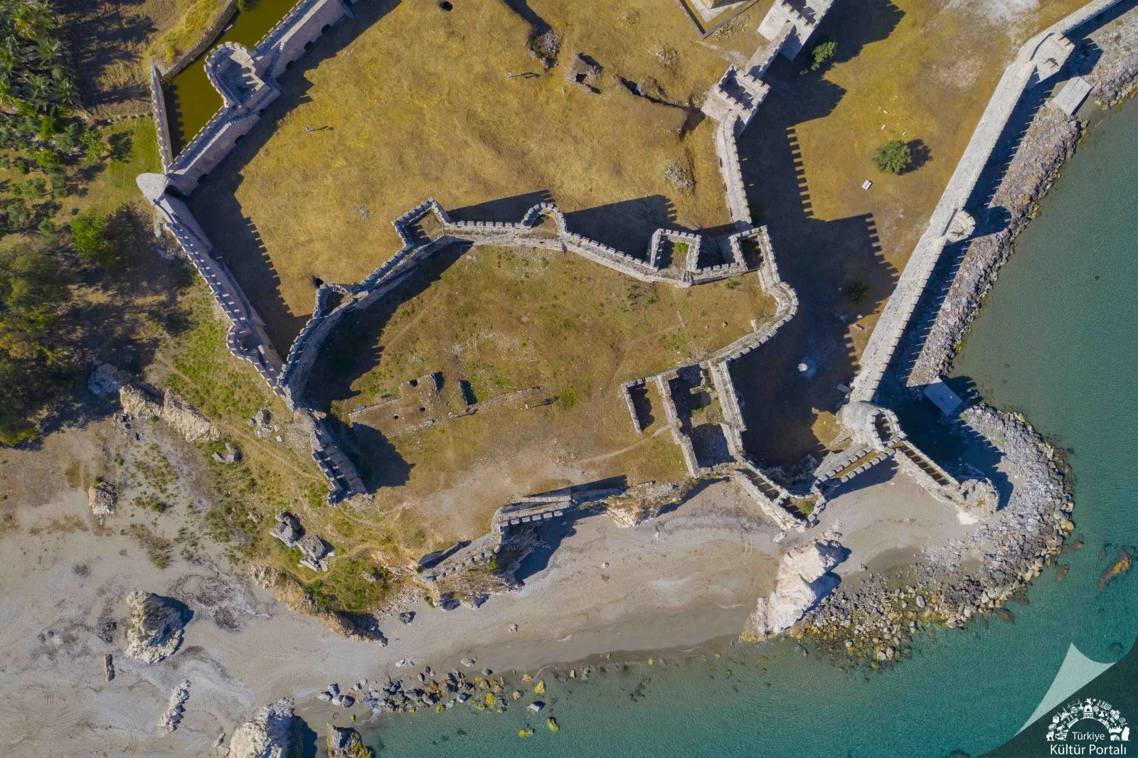 Mamure Kalesi'nin Ana Kuleleri ve Surları