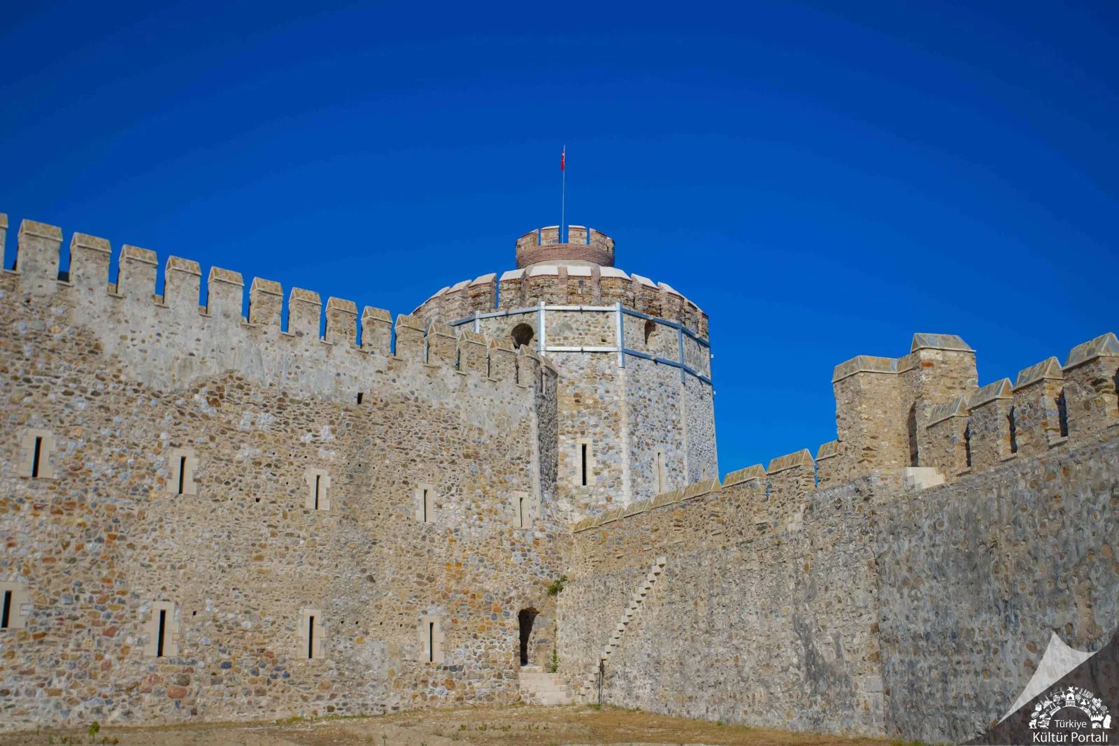 Mamure Kalesi'nin İç Avlu ve Sarnıç Alanı
