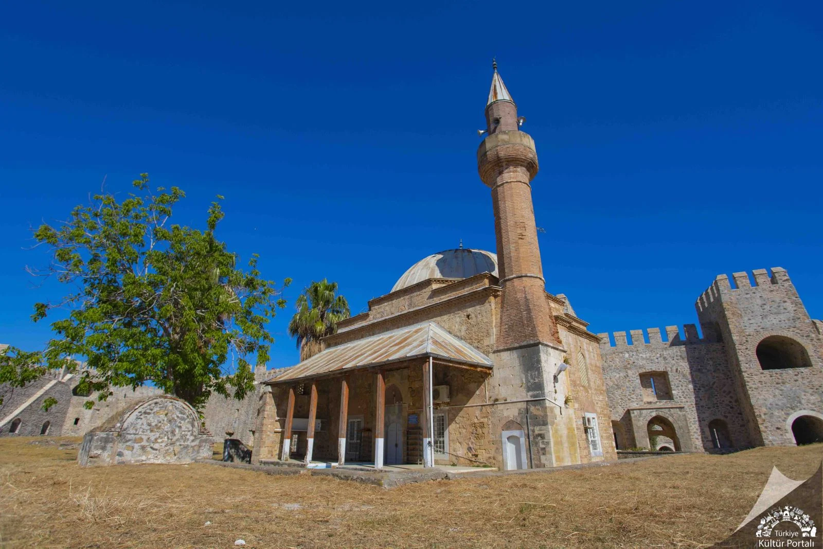 Mamure Kalesi'nin Deniz ve Surlarını Gösteren Panoramik Görünüm