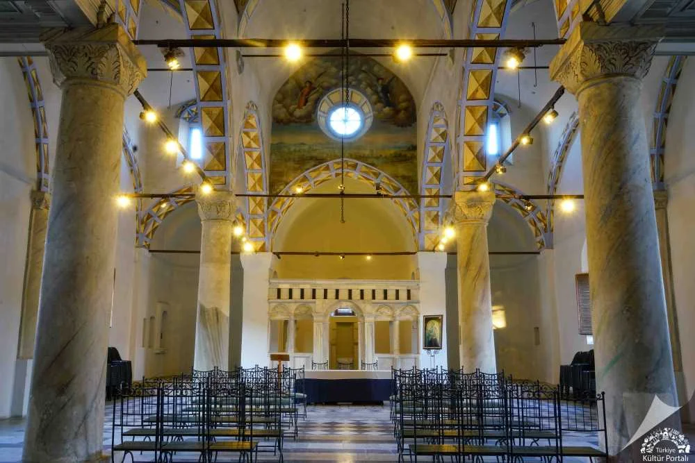 St. Paul Kilisesi İç Mekan Freskleri ve Yuvarlak Pencere