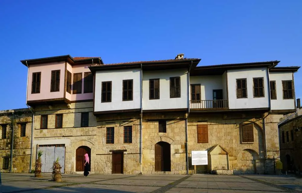 Tarihi Tarsus Evlerinin Yüksek Duvarlı Avlusu