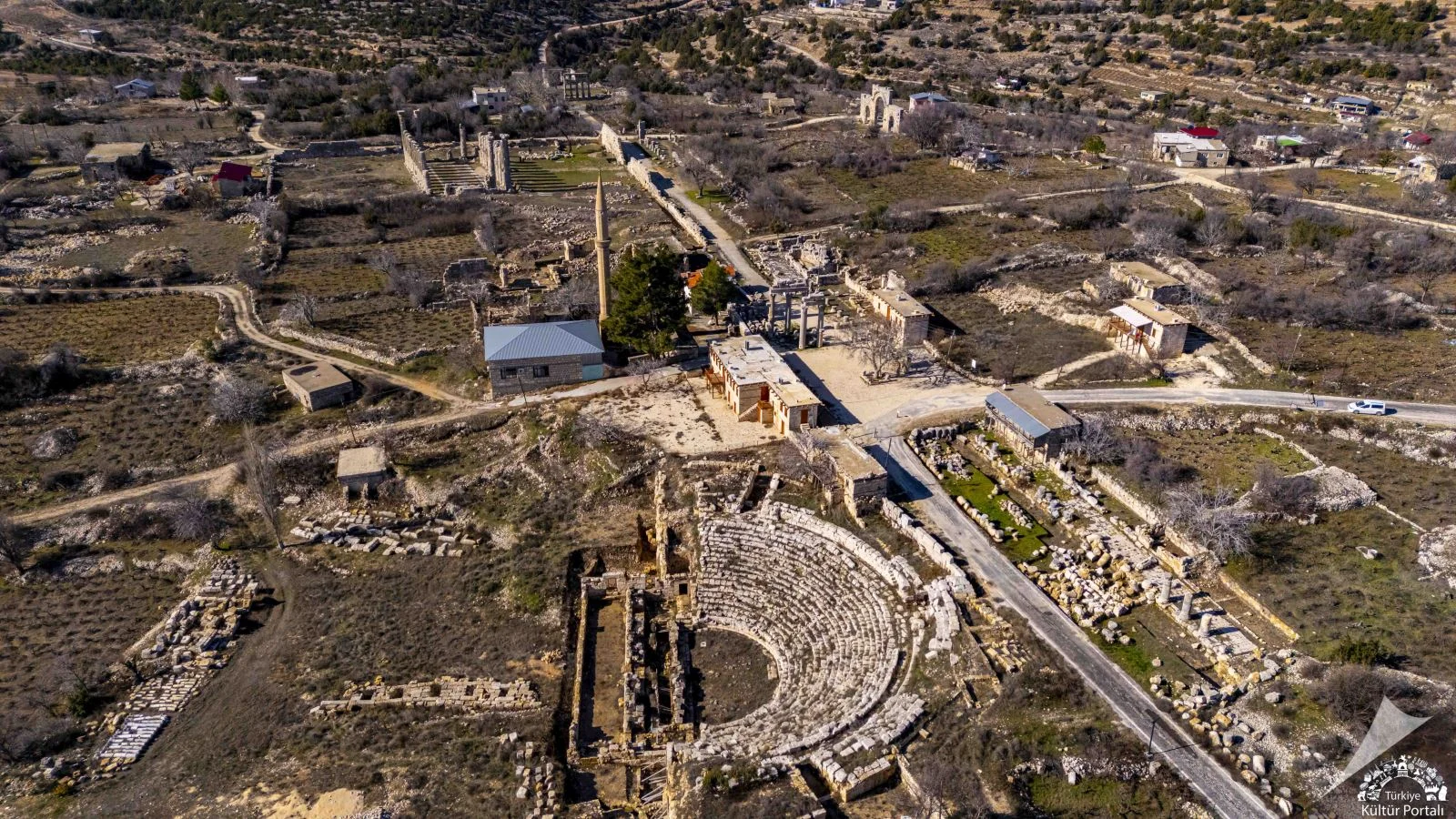 Uzuncaburç Antik Kenti Zeus Tapınağı Kalıntıları