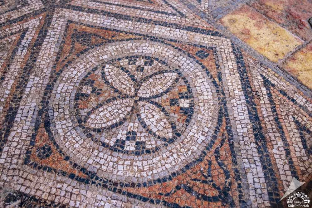 Narlıkuyu Mozaiği Üzerindeki Üç Güzeller Figürü