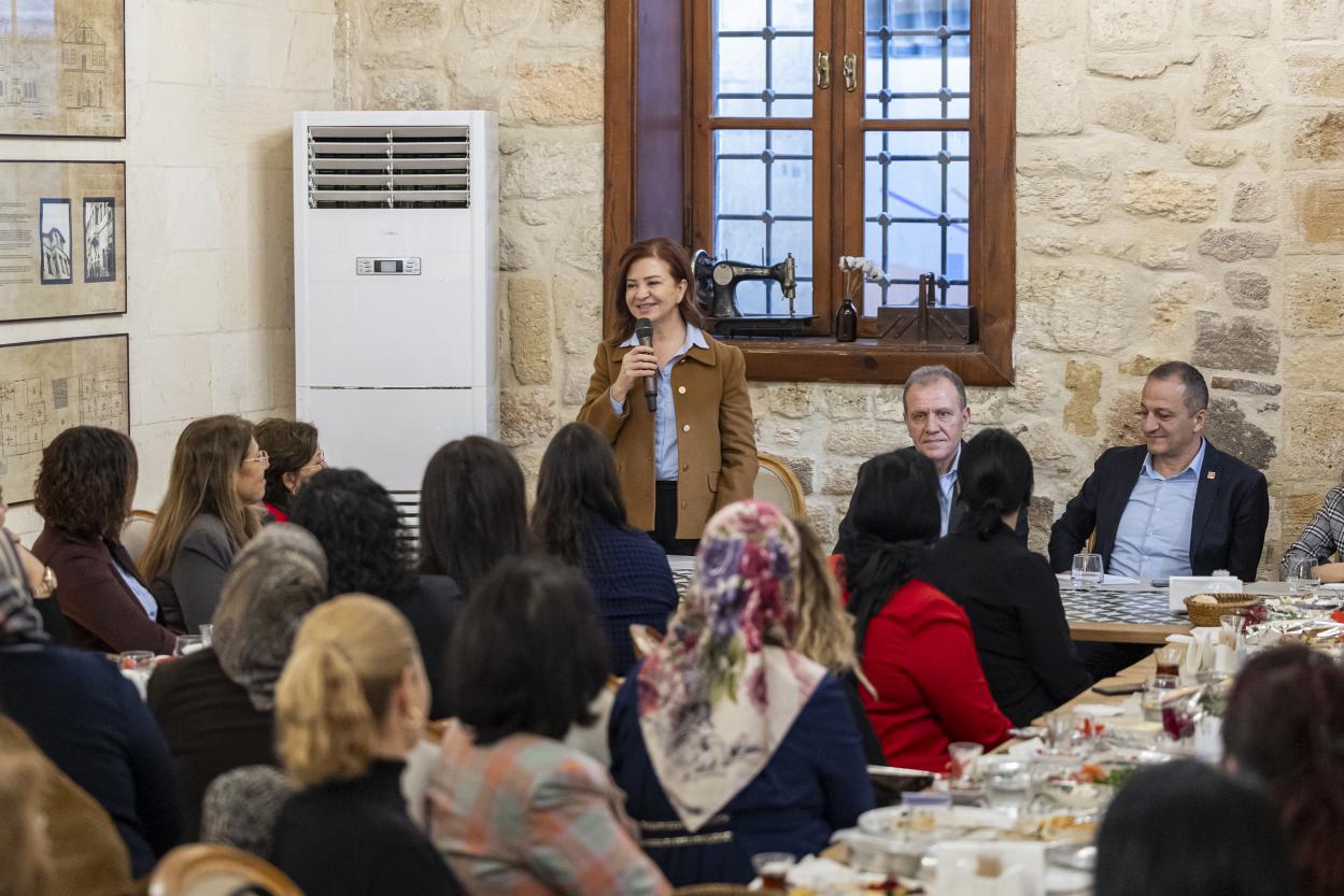 Başkan Seçer ve Meral Seçer, Türk Kadınının Seçme-Seçilme Hakkı Kazanmasının 91. Yılı Dolayısıyla Kadın Muhtarlarla Bir Araya Geldi