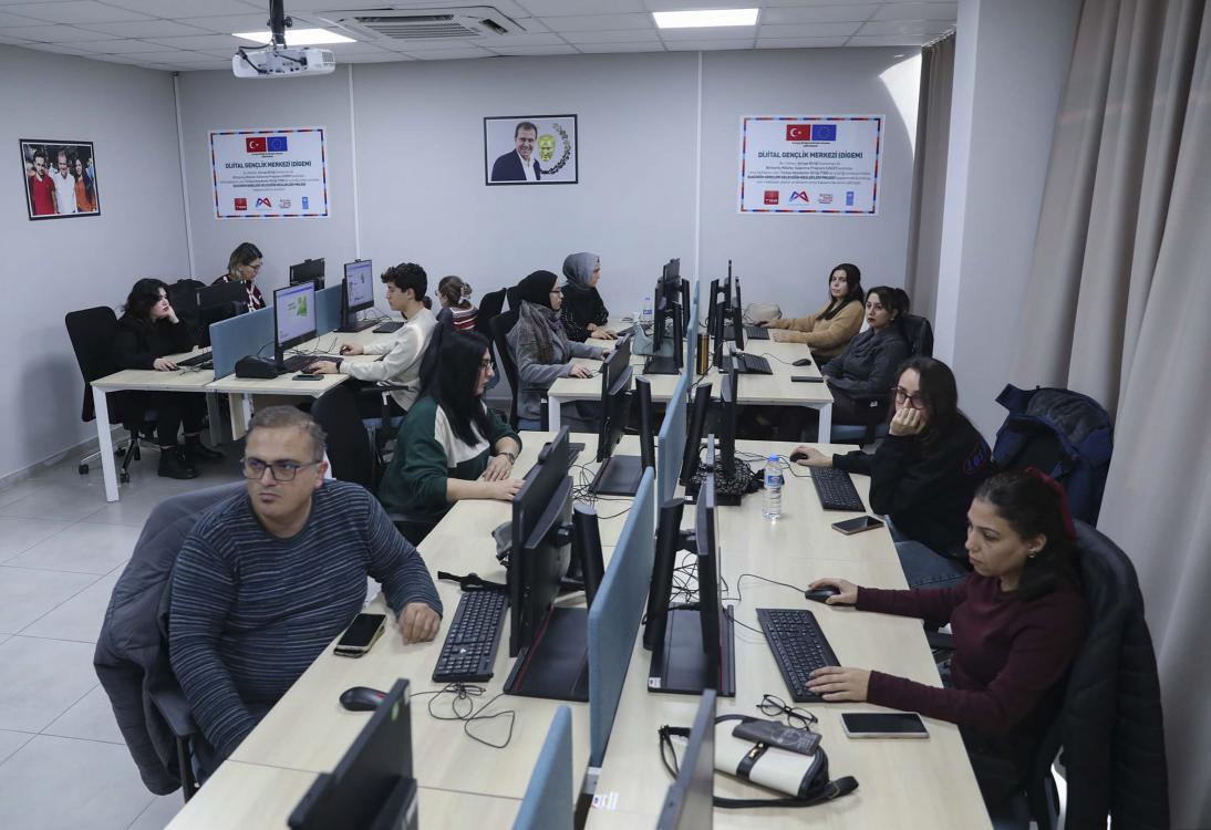 Mercek’te ‘Dijital Tasarım ve Canva’ Kursuna Yoğun İlgi
