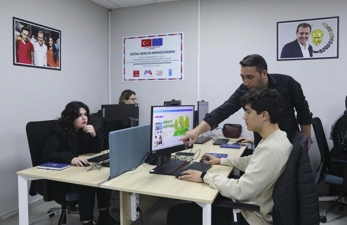 Mercek’te ‘Dijital Tasarım ve Canva’ Kursuna Yoğun İlgi