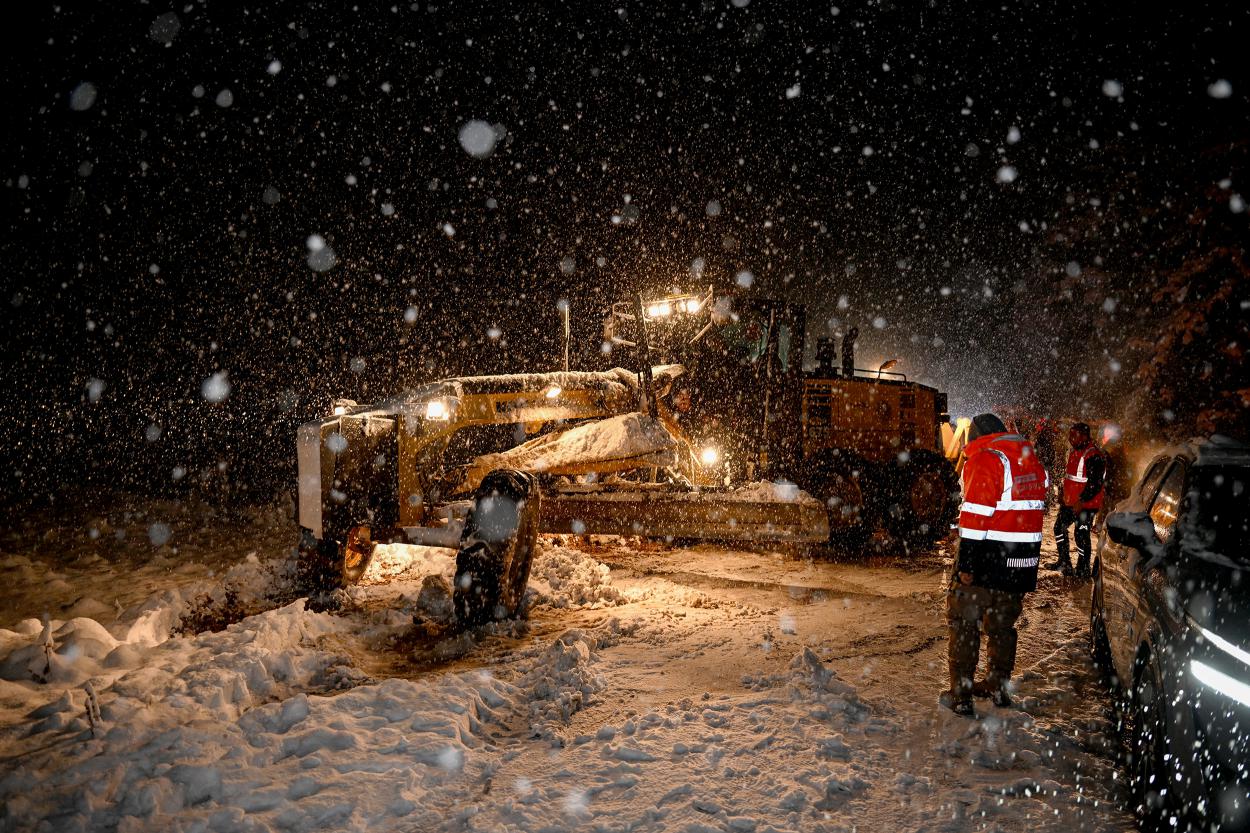 Büyükşehir Ekipleri Kar İle Mücadeleye Hazır
