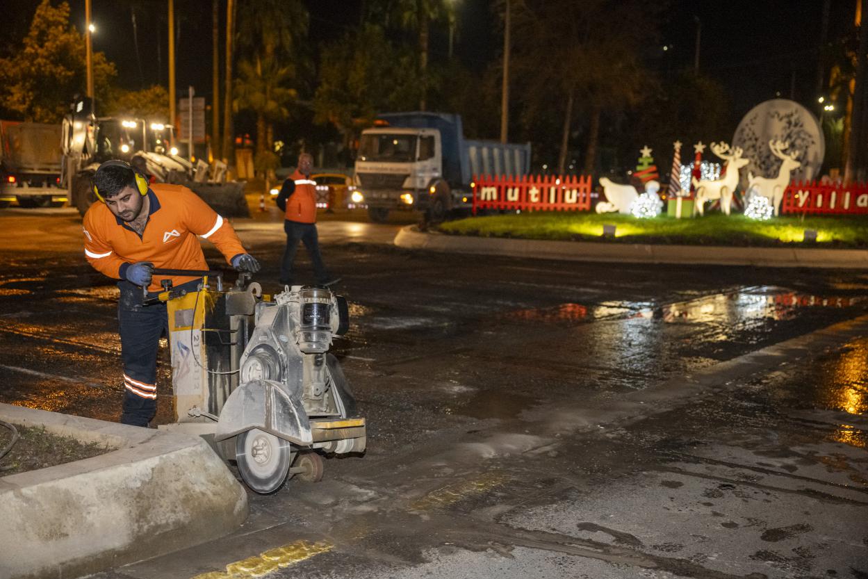 Büyükşehir Trafiğin Aksamaması İçin Asfalt Çalışmalarını Gece Sürdürüyor