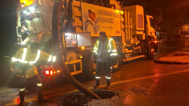 Büyükşehir ve MESKİ Ekipleri Sağanak Yağışa Karşı Gece Boyunca Sahadaydı