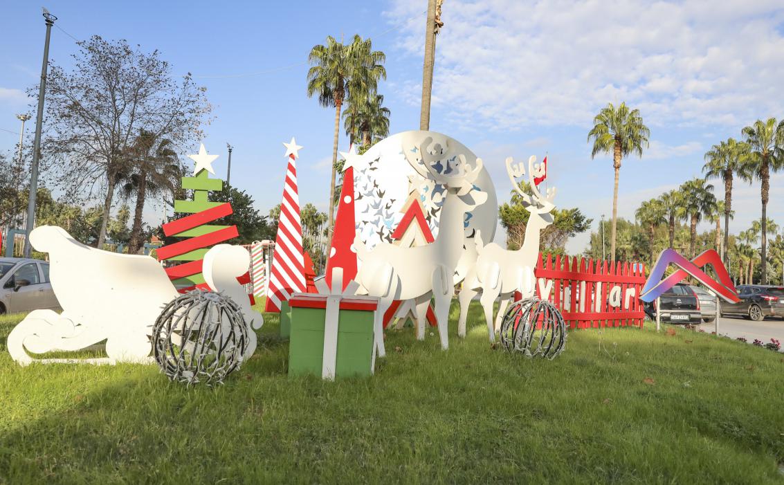 Mersin Büyükşehir Yeni Yıl Süslemeleriyle Kenti Renklendirdi