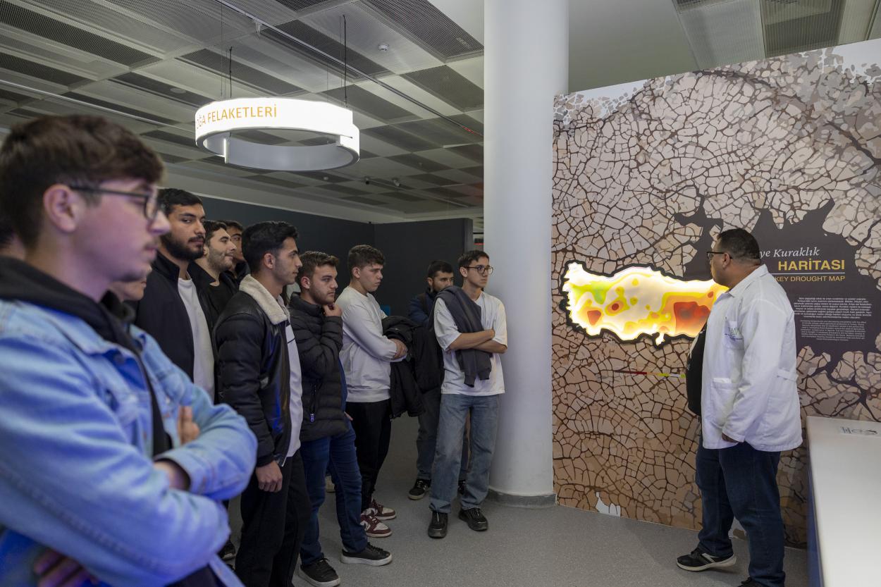 Büyükşehir Mercan Bilim Merkezi, Tarsus Üniversitesi Öğrencilerini Ağırladı