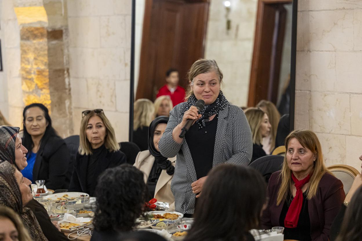 Başkan Seçer ve Meral Seçer, Türk Kadınının Seçme-Seçilme Hakkı Kazanmasının 91. Yılı Dolayısıyla Kadın Muhtarlarla Bir Araya Geldi