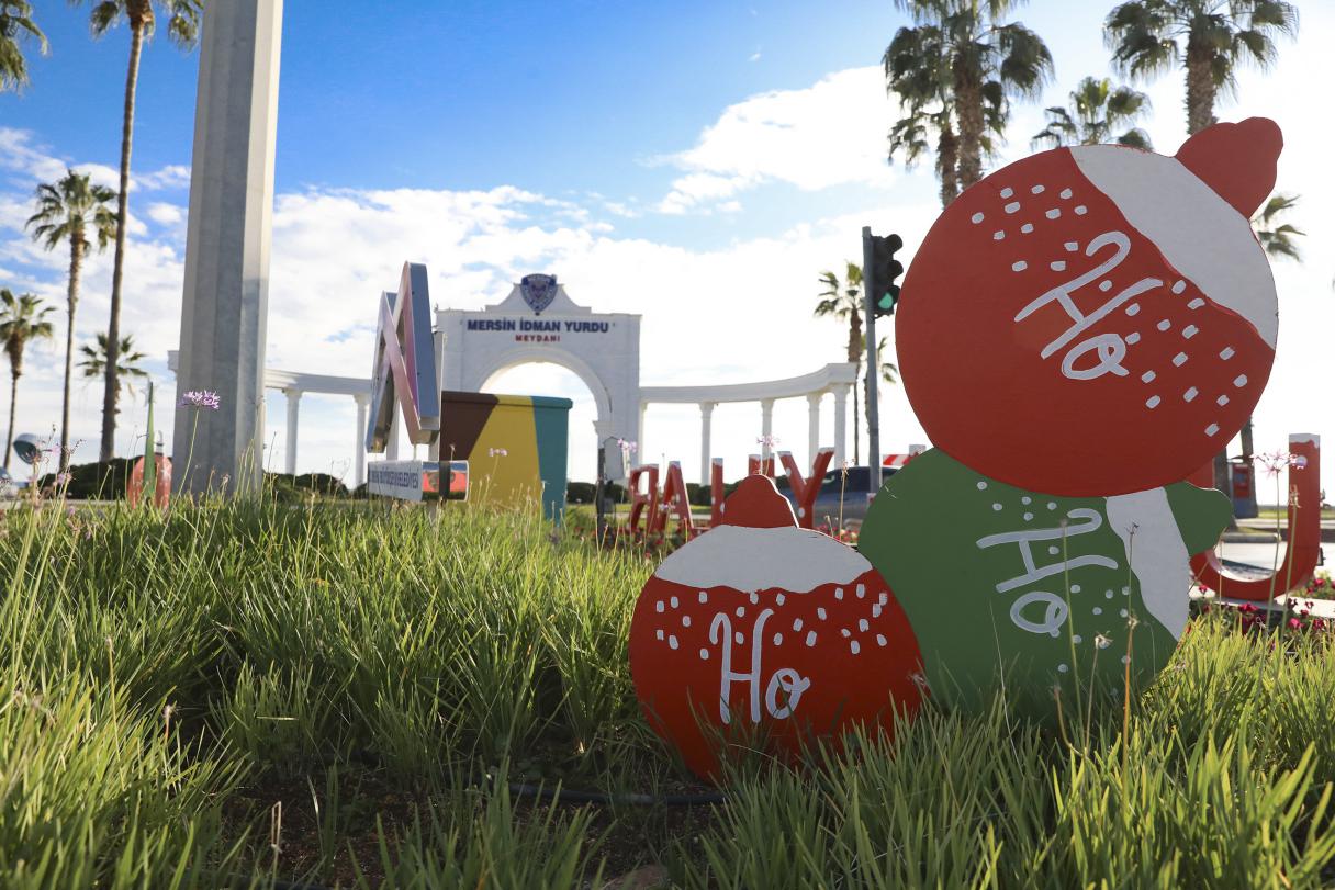 Mersin Büyükşehir Yeni Yıl Süslemeleriyle Kenti Renklendirdi