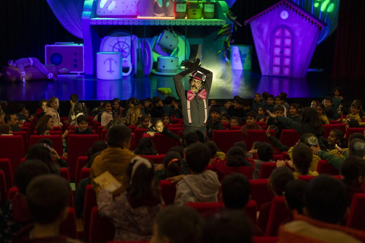 Mersin Şehir Tiyatrosu’ndan Yeni Bir Prömiyer: ‘Bisküvi Adam’