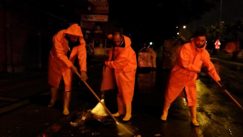 Büyükşehir ve MESKİ Ekipleri Sağanak Yağışa Karşı Gece Boyunca Sahadaydı
