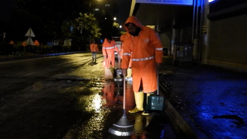 Büyükşehir ve MESKİ Ekipleri Sağanak Yağışa Karşı Gece Boyunca Sahadaydı