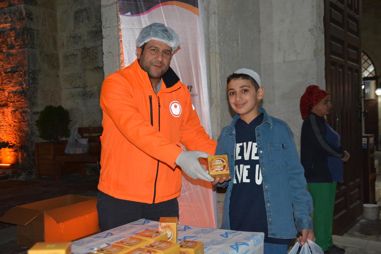 Büyükşehir Regaip Kandili’nde 15 Bin Kandil Simidi Dağıttı