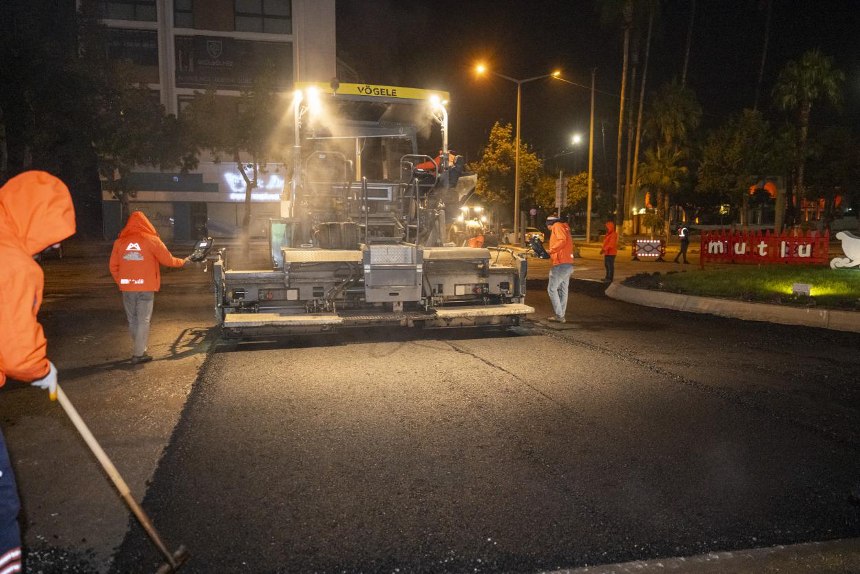 Büyükşehir Trafiğin Aksamaması İçin Asfalt Çalışmalarını Gece Sürdürüyor