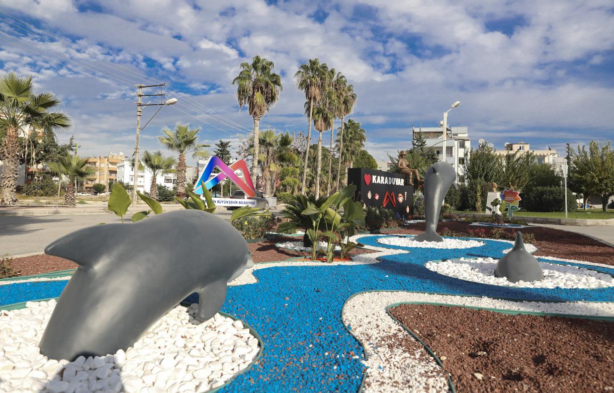 Mersin Büyükşehir Yeni Yıl Süslemeleriyle Kenti Renklendirdi