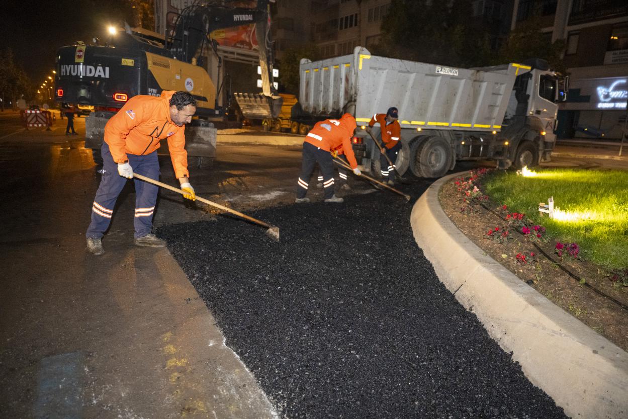 Büyükşehir Trafiğin Aksamaması İçin Asfalt Çalışmalarını Gece Sürdürüyor