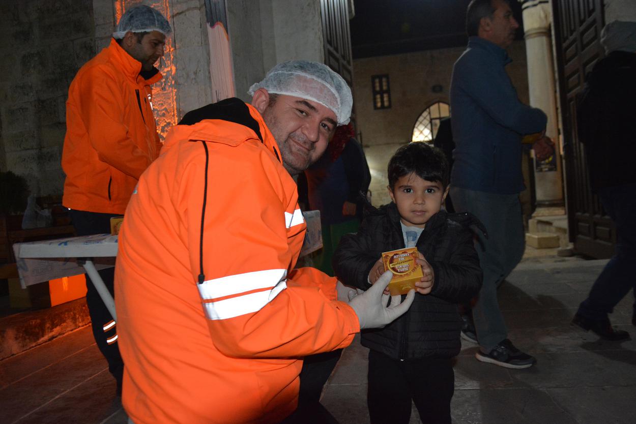 Büyükşehir Regaip Kandili’nde 15 Bin Kandil Simidi Dağıttı