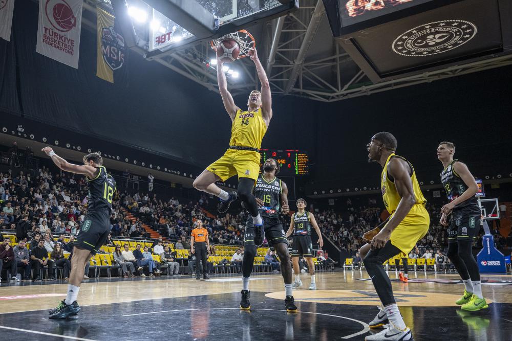 Başkan Seçer ile Meral Seçer, Carettaların Parkedeki Mücadelesine Tribünden Destek Verdi