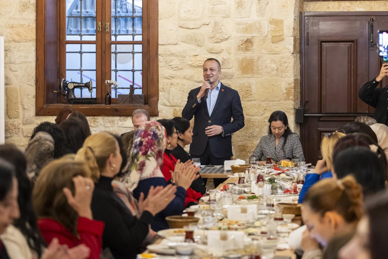 Başkan Seçer ve Meral Seçer, Türk Kadınının Seçme-Seçilme Hakkı Kazanmasının 91. Yılı Dolayısıyla Kadın Muhtarlarla Bir Araya Geldi