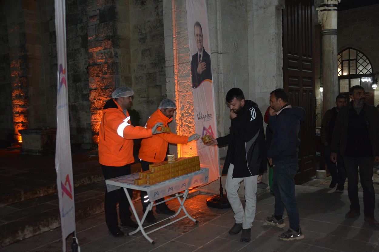 Büyükşehir Regaip Kandili’nde 15 Bin Kandil Simidi Dağıttı