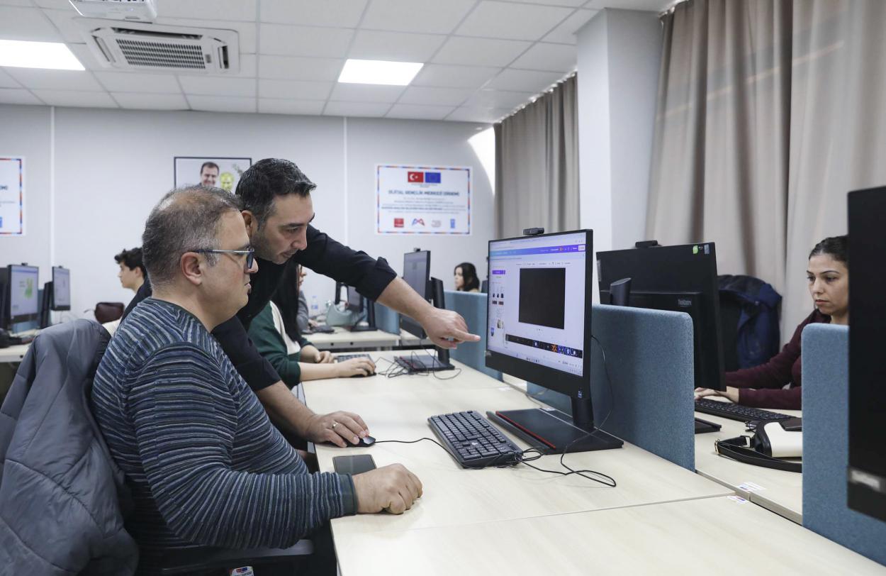 Mercek’te ‘Dijital Tasarım ve Canva’ Kursuna Yoğun İlgi
