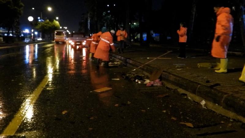 Büyükşehir ve MESKİ Ekipleri Sağanak Yağışa Karşı Gece Boyunca Sahadaydı
