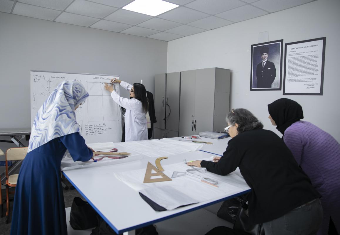 Büyükşehir MERCEK’te Giyim Üretim Kurslarına Yoğun İlgi