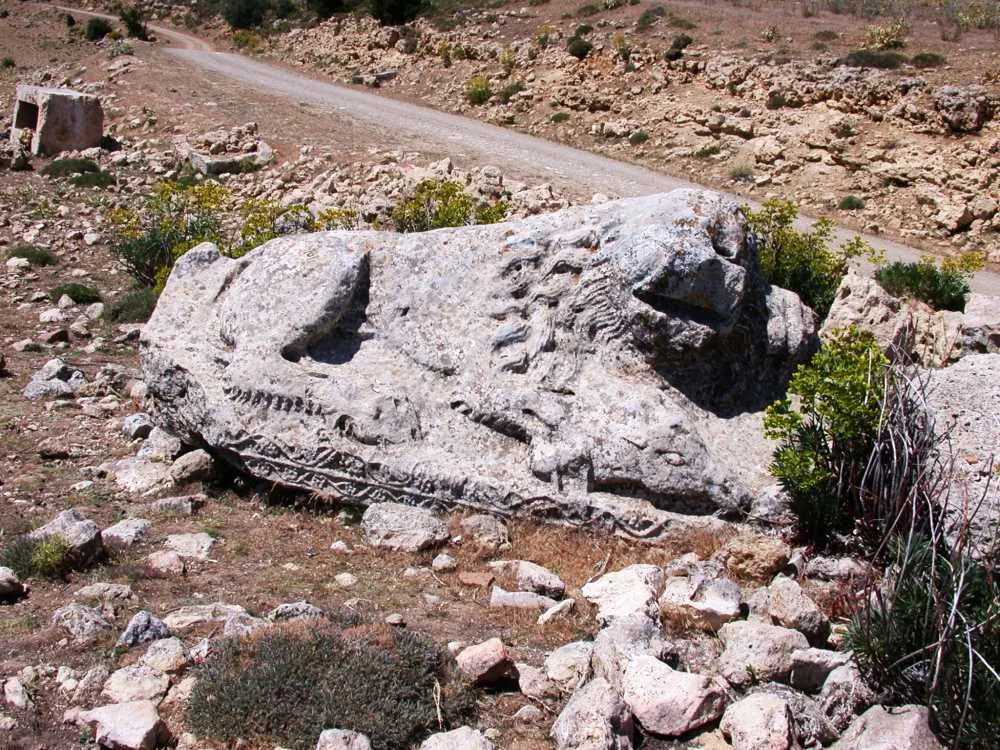 Adrassus Antik Kenti'ndeki kaya oyma odaların ve merdivenlerin detayı