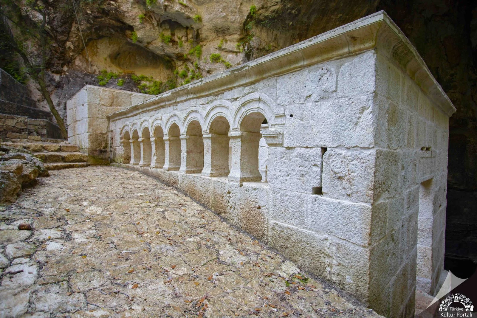 Cennet Obruğu'na inen basamaklı yolun bir bölümü