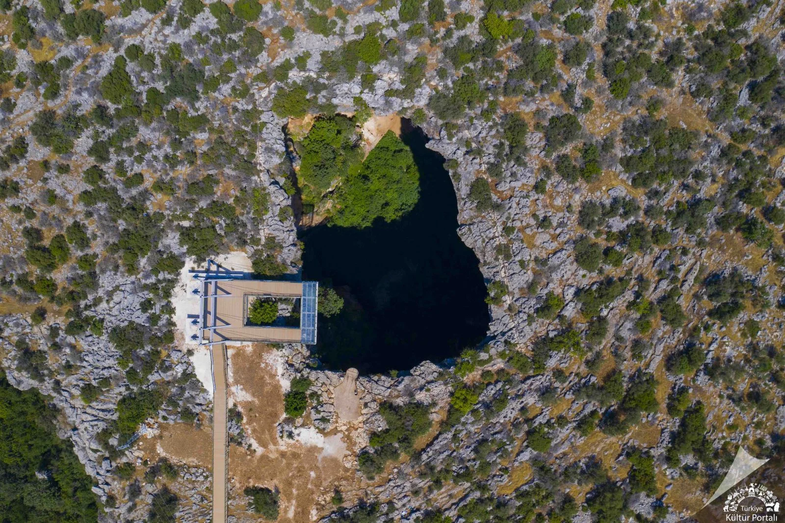 Cehennem Obruğu'nun sarp ve içbükey kenarları