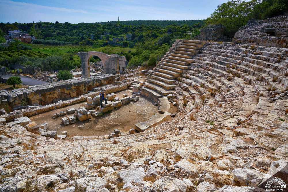 Elaiussa Sebaste'deki antik taş yapıların ve sütün kalıntılarının yakından görünümü