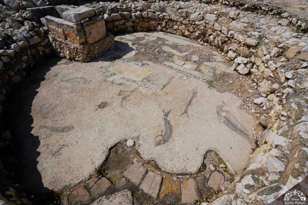 Elaiussa Sebaste'deki bir lahitin ve nekropol alanının genel görünümü