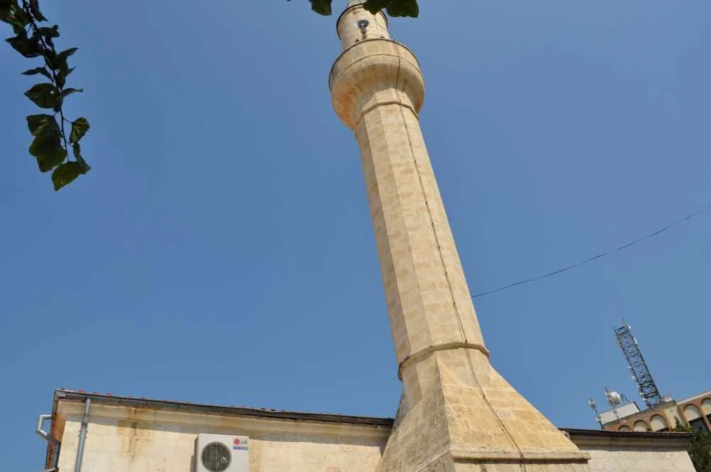 Eski Camii'nin iç mekanındaki tavan ve beşik çatı detayı