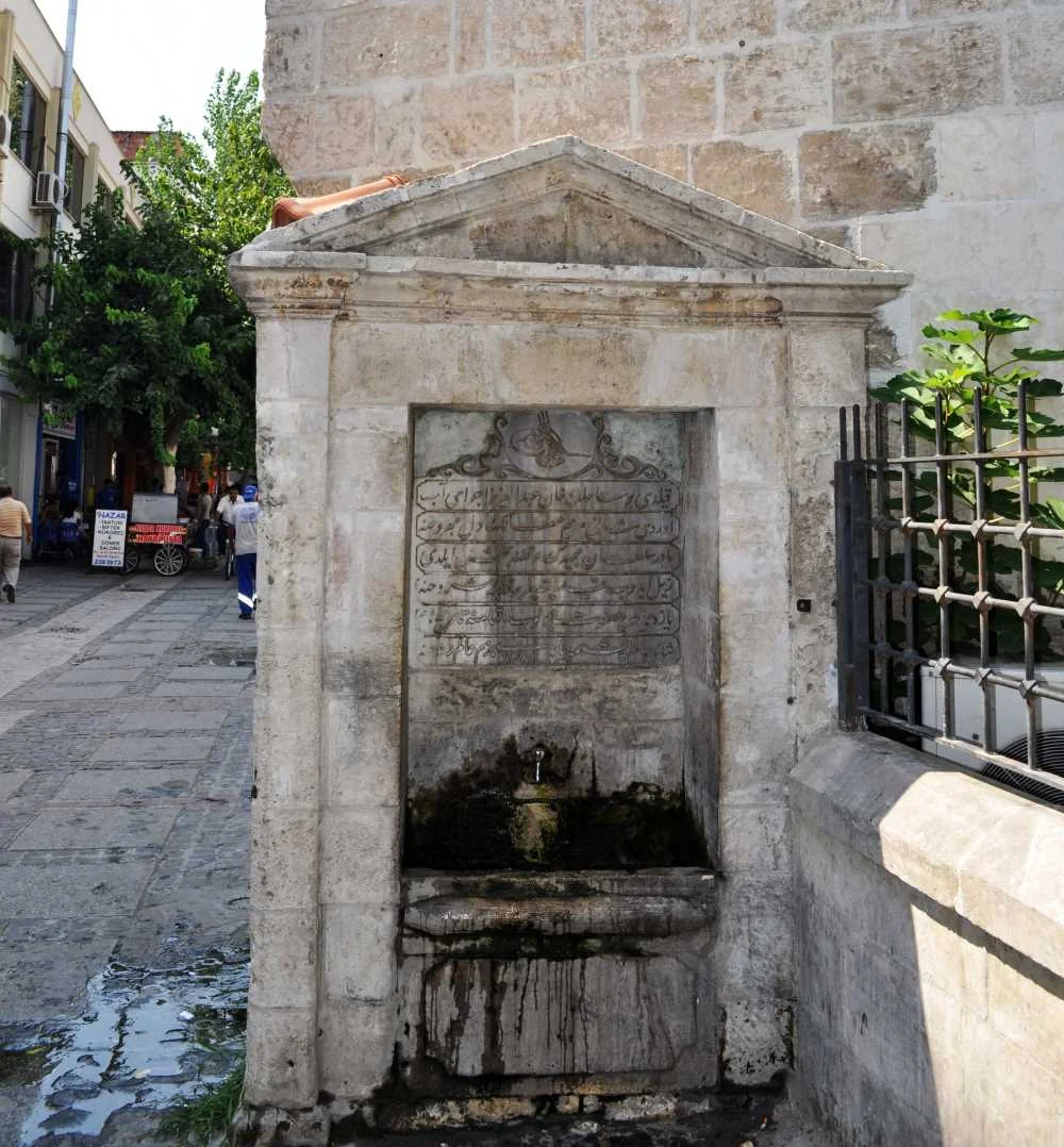 Eski Camii'nin dış avlusundan, taş işçiliği detayları ve pencereleri