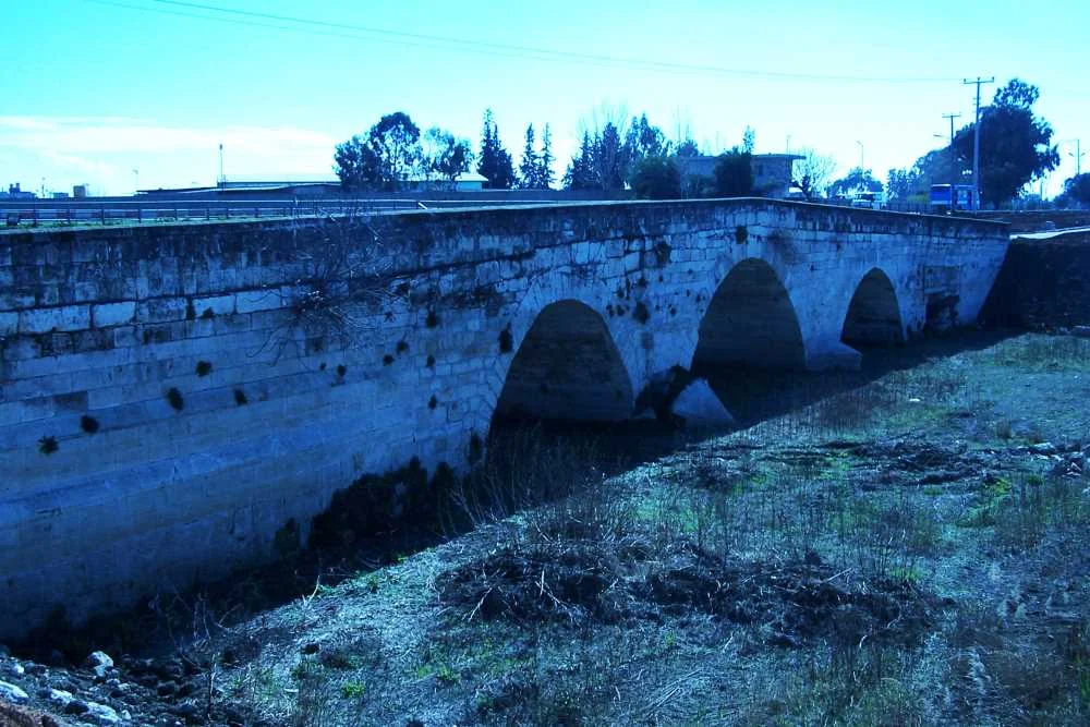Justinianus (Baç) Köprüsü'nün ayakta kalan kemerlerinin suya yansıması