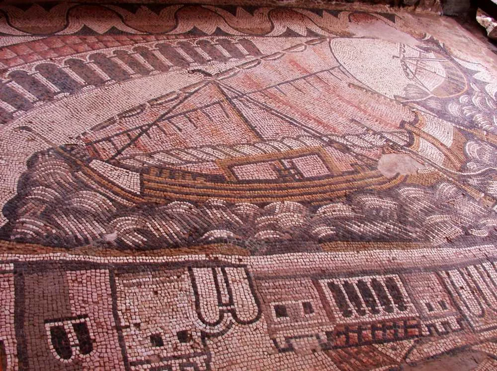 Kelenderis Antik Kenti'nden çıkarılan çeşitli mezar tipleri ve lahitler