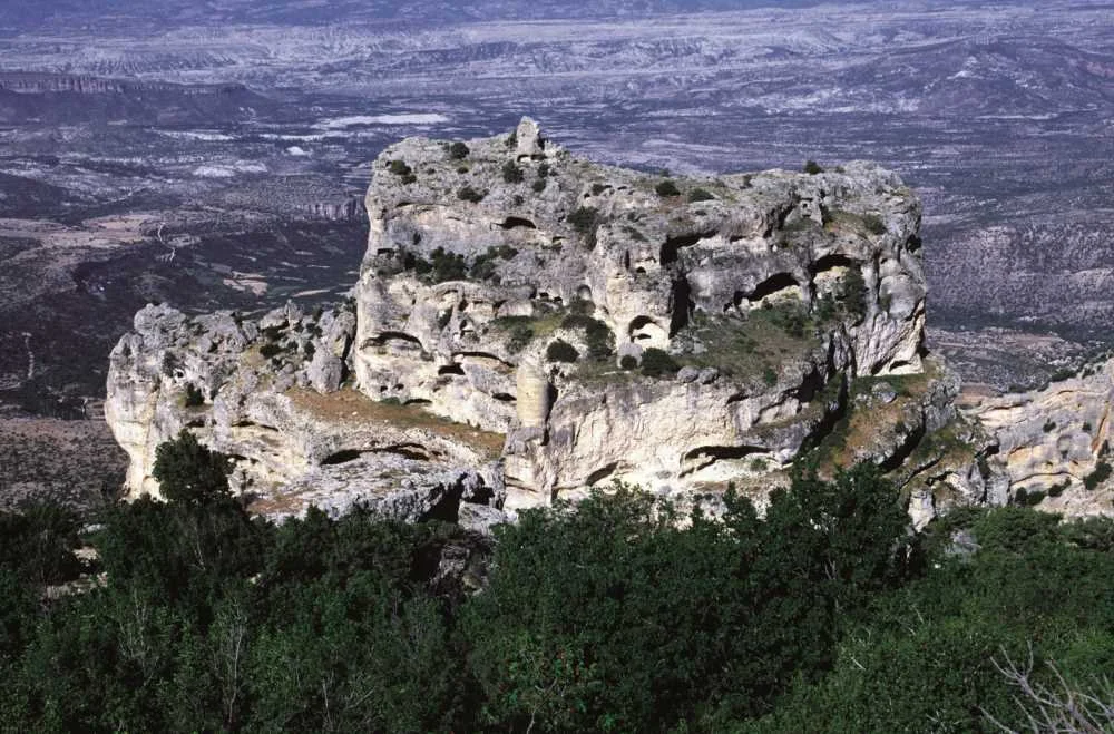 Mut Mavga Kalesi'nin kayalar üzerine kurulu dış cephesi