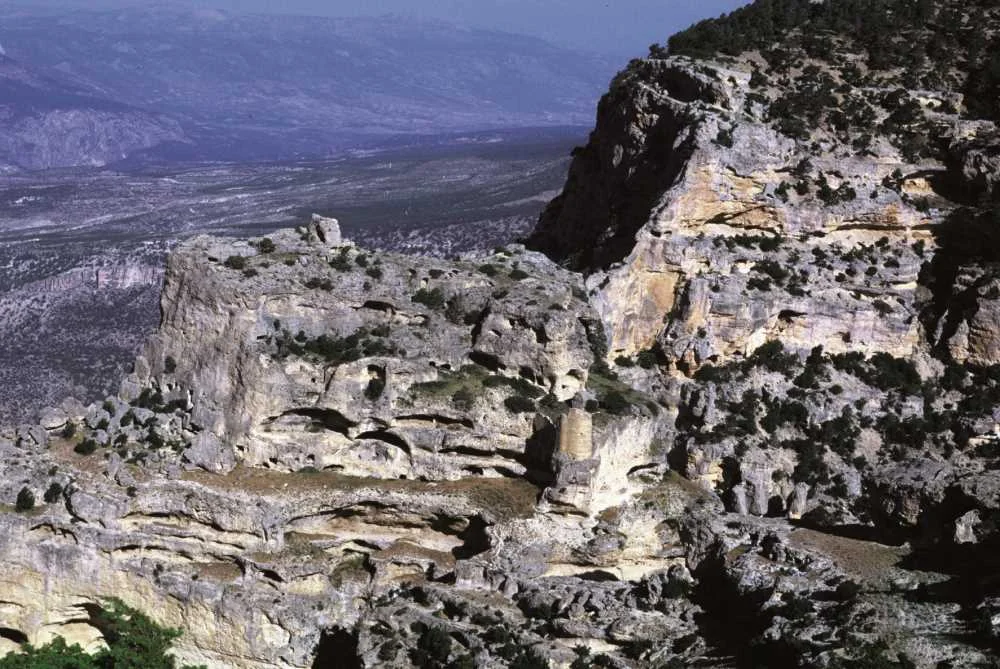 Mavga Kalesi'nin doğal kayalıklar üzerine oyularak yapılmış bir bölümü