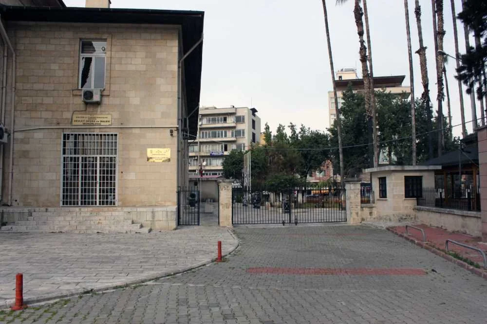 Mersin Kültür Merkezi'nin önündeki meydandan detay