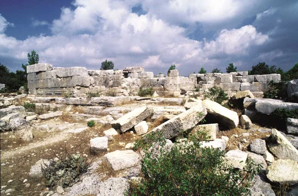 Meydancık Kalesi'nin sur duvarlarının yapımında kullanılan taş bloklar